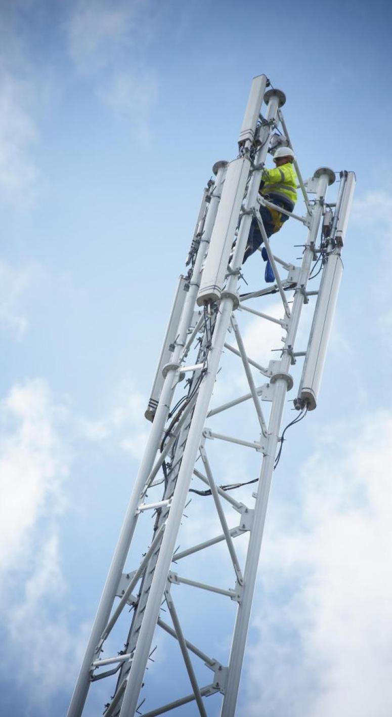 Masten | VDL Services monteur werkt in hoge zendmast 
