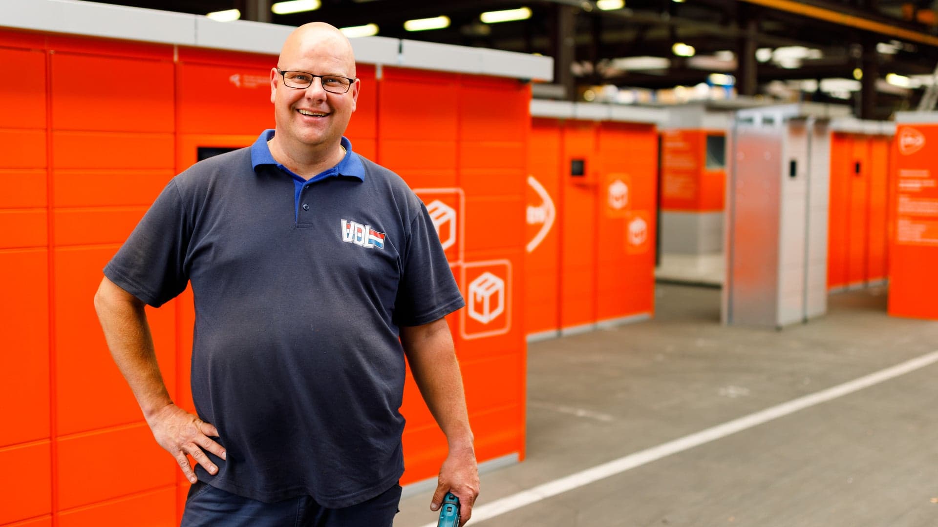 ONTWIKKELT, BOUWT, ONDERHOUDT EN 
MONITORT - INFRASTRUCTUUR ACHTER BRIEFPOST, 
PAKKETTEN EN DUURZAME ENERGIE OPLOSSINGEN